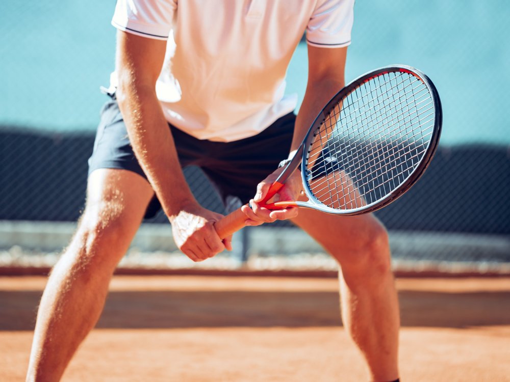 Joueur de tennis prêt à recevoir sur terre battue