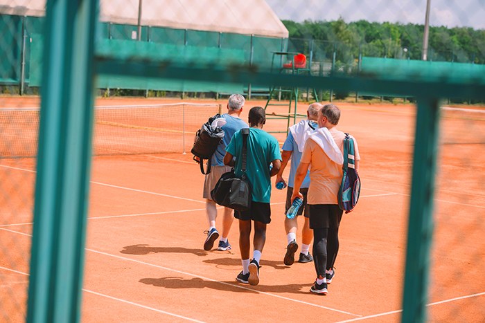 Membres du club rejoignant les courts pour le tournoi interne